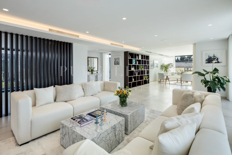 Villa moderna en primera línea de golf en Nueva Andalucía con vistas panorámicas y servicios de lujo