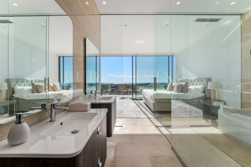 Indrukwekkende vijf-slaapkamer villa met zeezicht in La Alquería, Benahavís