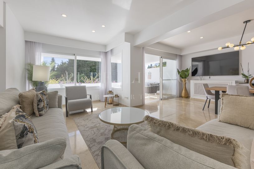 Luminoso adosado triplex con vistas al mar en la Milla de Oro de Marbella