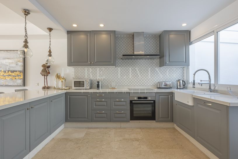 Luminoso adosado triplex con vistas al mar en la Milla de Oro de Marbella