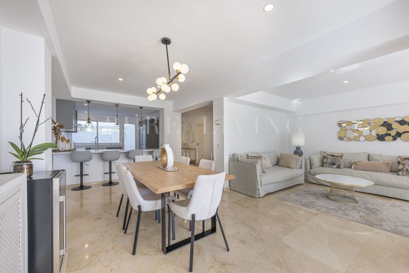 Luminoso adosado triplex con vistas al mar en la Milla de Oro de Marbella