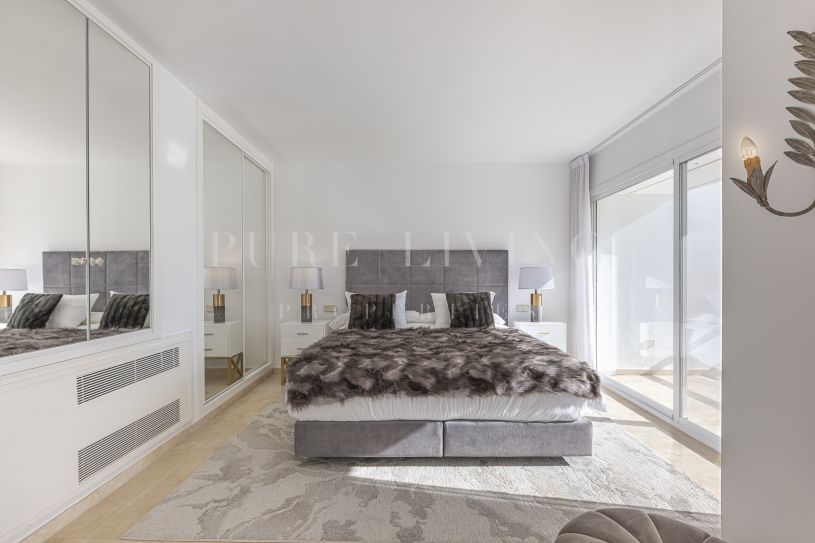 Luminoso adosado triplex con vistas al mar en la Milla de Oro de Marbella