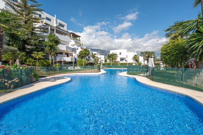 Luminoso adosado triplex con vistas al mar en la Milla de Oro de Marbella