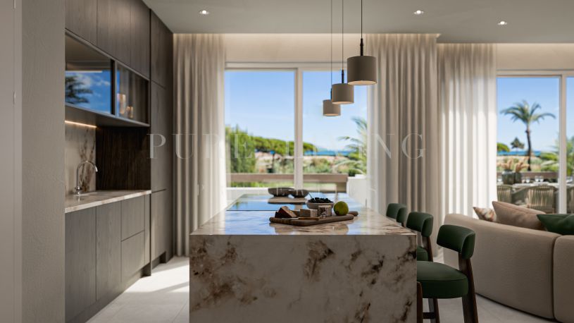 Vida Contemporánea con Vistas al Mar en Palm Beach, Marbella Este