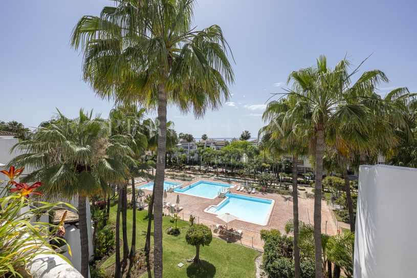 Penthouse Duplex avec Toit-Terrasse Privé et Piscine à Puente Romano