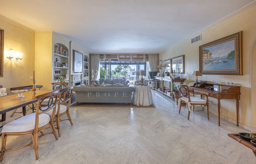 Penthouse Duplex avec Toit-Terrasse Privé et Piscine à Puente Romano