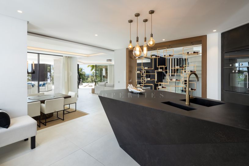 Eigentijdse luxe met panoramisch uitzicht in El Herrojo Alto, Benahavis