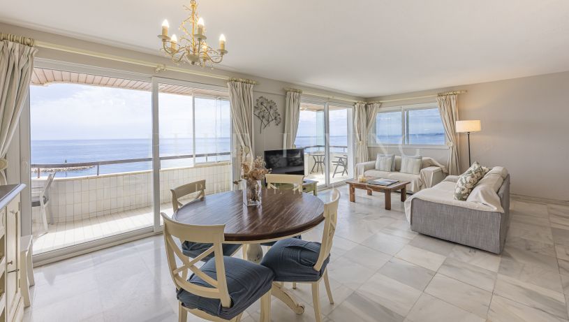 Appartement très spacieux en bord de mer avec des vues panoramiques spectaculaires.