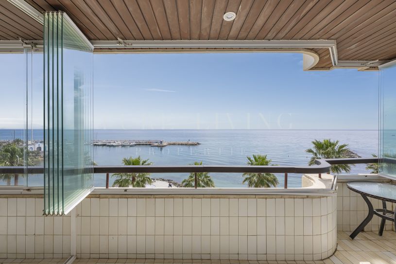 Appartement très spacieux en bord de mer avec des vues panoramiques spectaculaires.