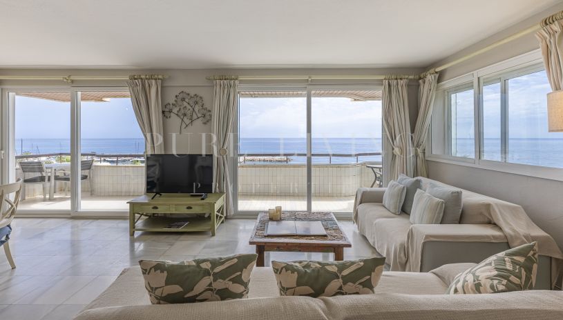 Appartement très spacieux en bord de mer avec des vues panoramiques spectaculaires.