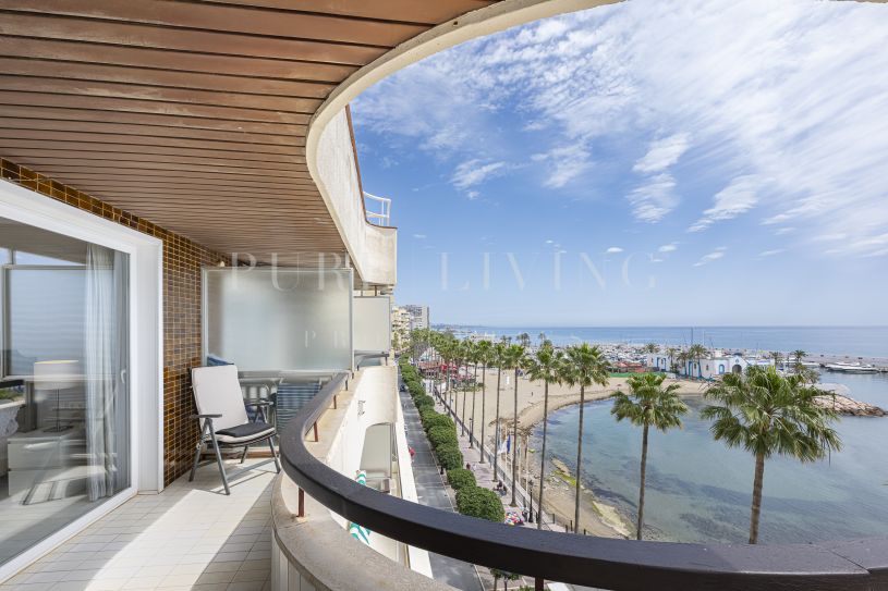 Appartement très spacieux en bord de mer avec des vues panoramiques spectaculaires.
