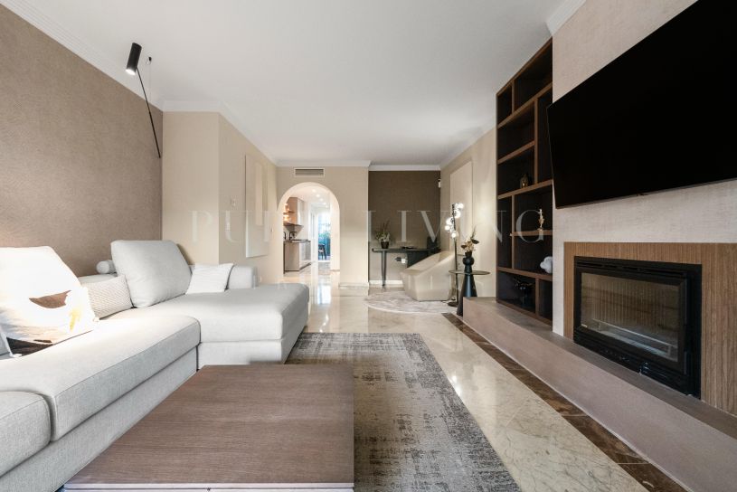 Stunning designer apartment with mountain views, located in prime Balcones de Puente Romano