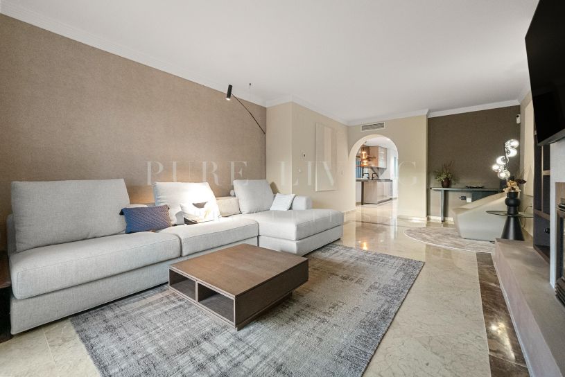 Stunning designer apartment with mountain views, located in prime Balcones de Puente Romano