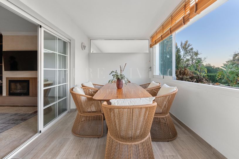 Stunning designer apartment with mountain views, located in prime Balcones de Puente Romano