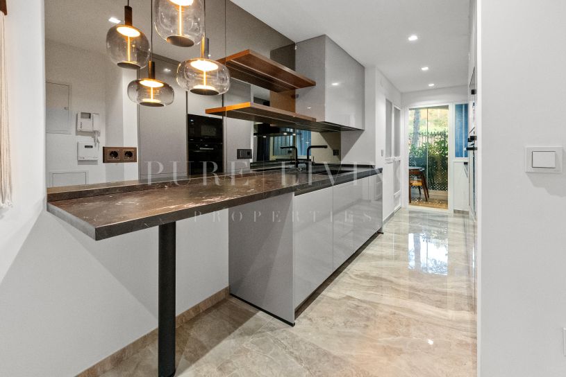 Stunning designer apartment with mountain views, located in prime Balcones de Puente Romano