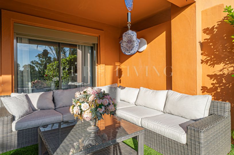 Gerenoveerd gelijkvloers 2-slaapkamer appartement met privétuin - Benatalaya, Estepona