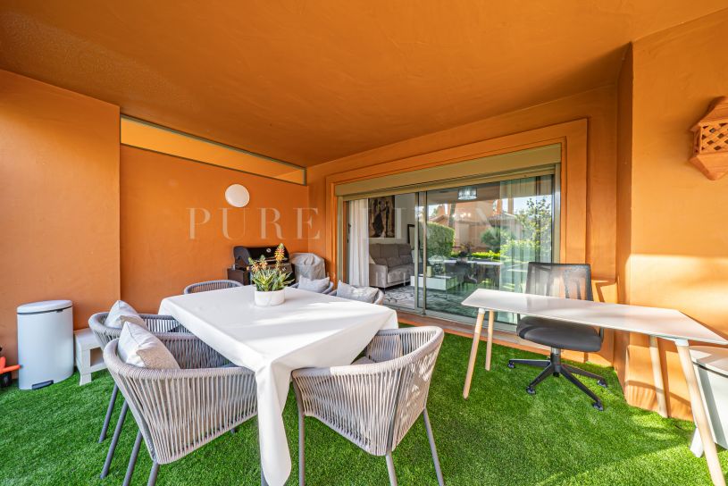 Gerenoveerd gelijkvloers 2-slaapkamer appartement met privétuin - Benatalaya, Estepona