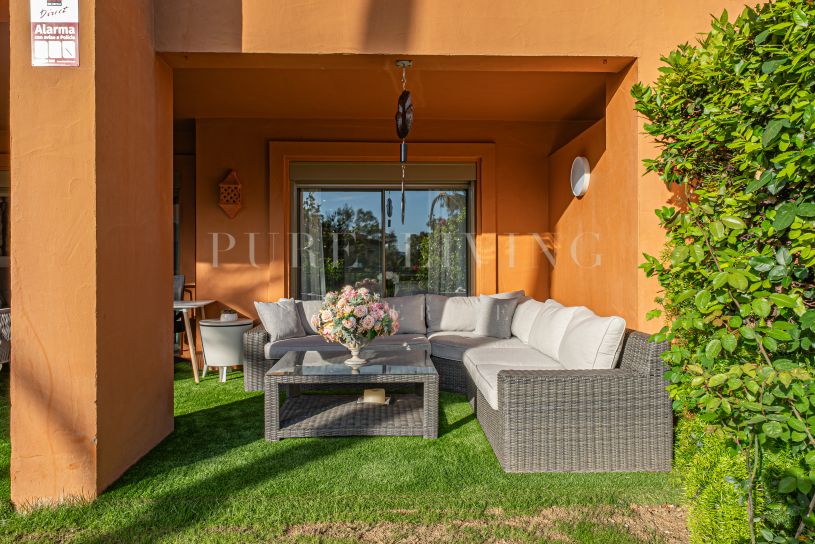 Gerenoveerd gelijkvloers 2-slaapkamer appartement met privétuin - Benatalaya, Estepona