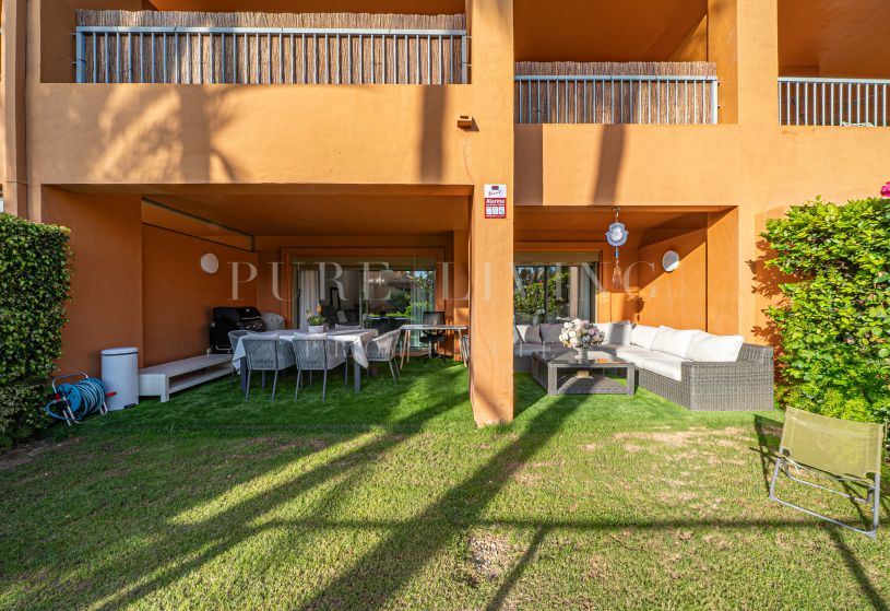 Gerenoveerd gelijkvloers 2-slaapkamer appartement met privétuin - Benatalaya, Estepona