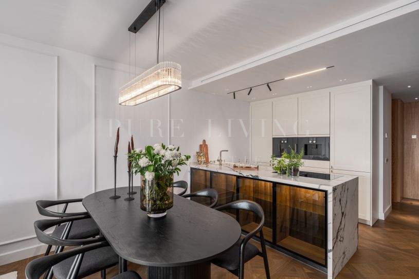 Apartamento renovado en primera línea en el corazón de la Milla de Oro