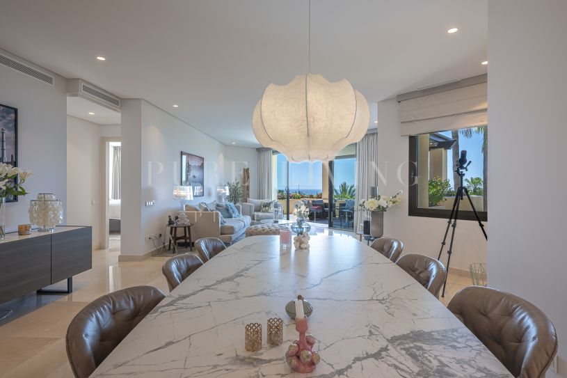 Elegant penthouse met 2 slaapkamers en prachtig zeezicht, gelegen in de prestigieuze Mansion Club aan de Golden Mile van Marbella.