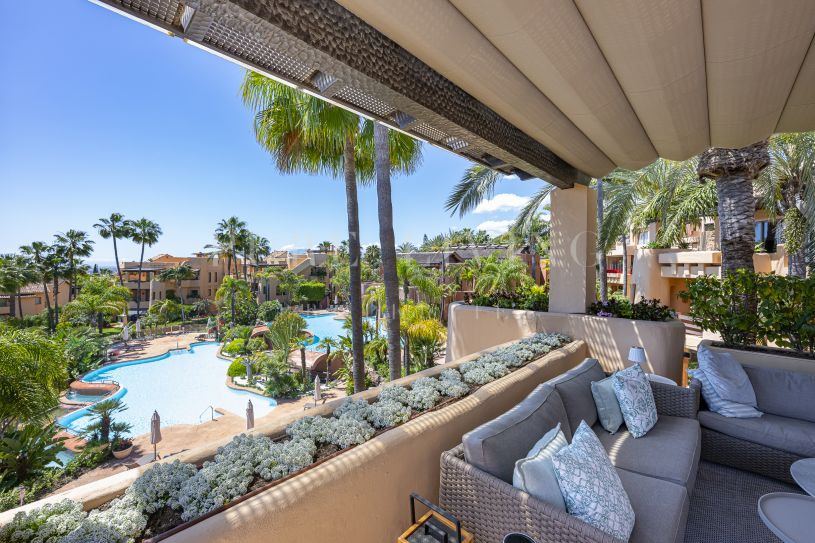 Elegant penthouse met 2 slaapkamers en prachtig zeezicht, gelegen in de prestigieuze Mansion Club aan de Golden Mile van Marbella.