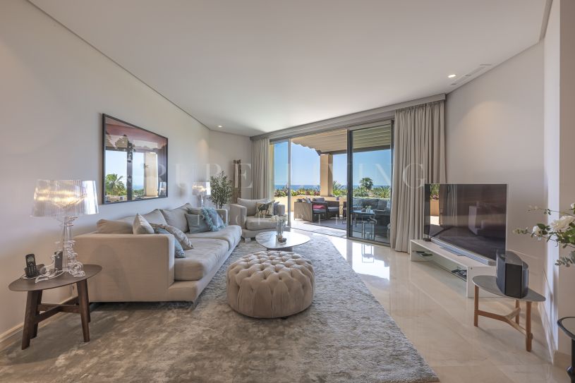 Elegant penthouse met 2 slaapkamers en prachtig zeezicht, gelegen in de prestigieuze Mansion Club aan de Golden Mile van Marbella.