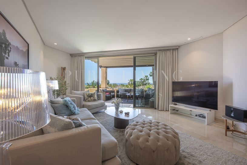 Elegant penthouse met 2 slaapkamers en prachtig zeezicht, gelegen in de prestigieuze Mansion Club aan de Golden Mile van Marbella.