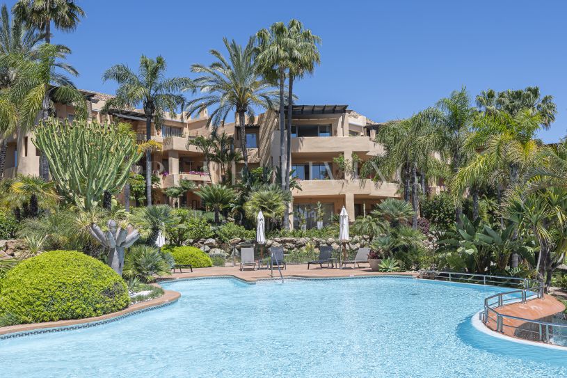 Elegant penthouse met 2 slaapkamers en prachtig zeezicht, gelegen in de prestigieuze Mansion Club aan de Golden Mile van Marbella.