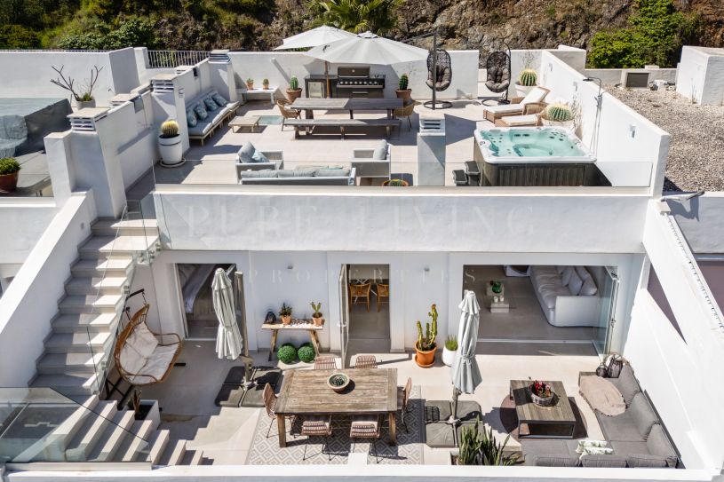 Magnificent 3-bedroom penthouse with breathtaking panoramic sea views, ideally located in prime La Quinta