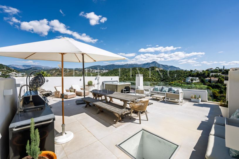 Magnificent 3-bedroom penthouse with breathtaking panoramic sea views, ideally located in prime La Quinta