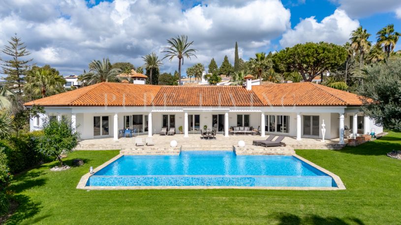 Elégante villa orientée sud avec vue imprenable à Hacienda Las Chapas, Marbella