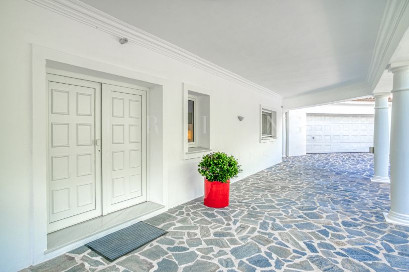 Elégante villa orientée sud avec vue imprenable à Hacienda Las Chapas, Marbella