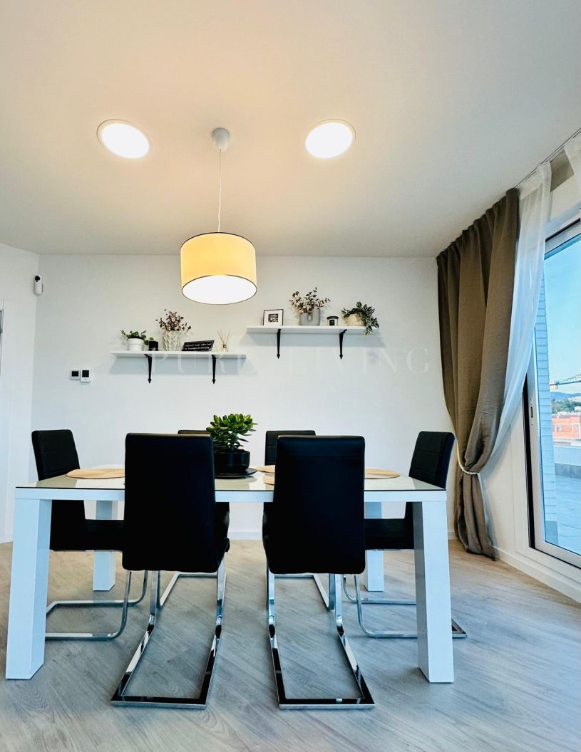 Superbe penthouse de 3 chambres avec une vue imprenable sur la mer et les montagnes, dans le quartier de Nueva Andalucía.