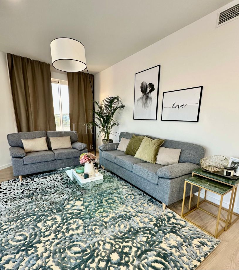 Superbe penthouse de 3 chambres avec une vue imprenable sur la mer et les montagnes, dans le quartier de Nueva Andalucía.
