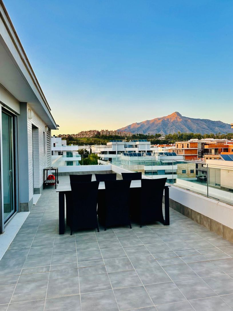 Superbe penthouse de 3 chambres avec une vue imprenable sur la mer et les montagnes, dans le quartier de Nueva Andalucía.