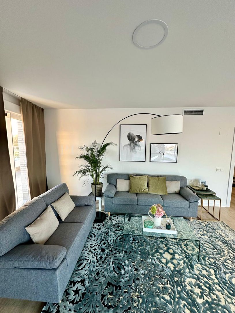 Superbe penthouse de 3 chambres avec une vue imprenable sur la mer et les montagnes, dans le quartier de Nueva Andalucía.