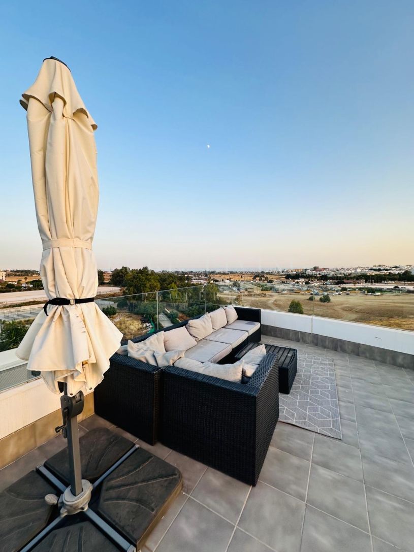 Superbe penthouse de 3 chambres avec une vue imprenable sur la mer et les montagnes, dans le quartier de Nueva Andalucía.