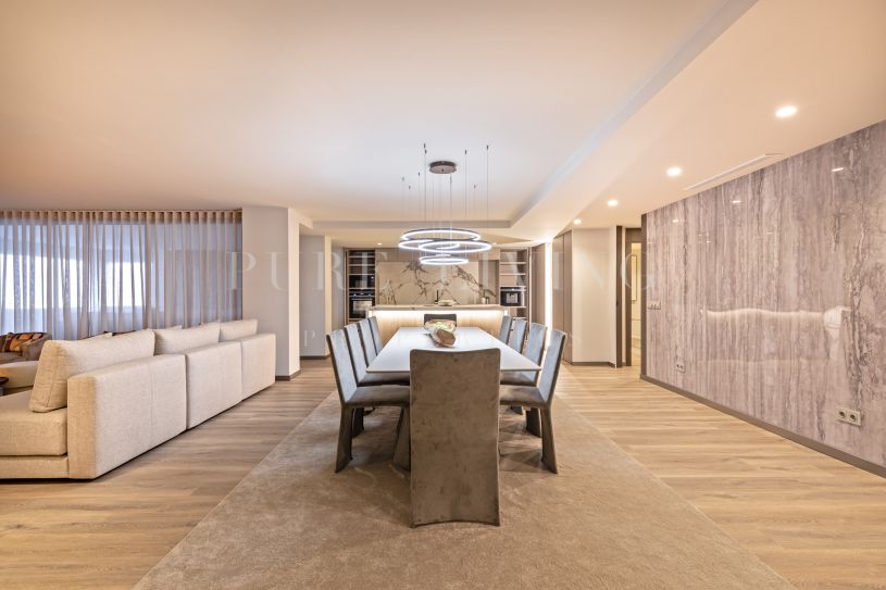 Experimente el lujo en un moderno apartamento totalmente renovado en Puerto Banús