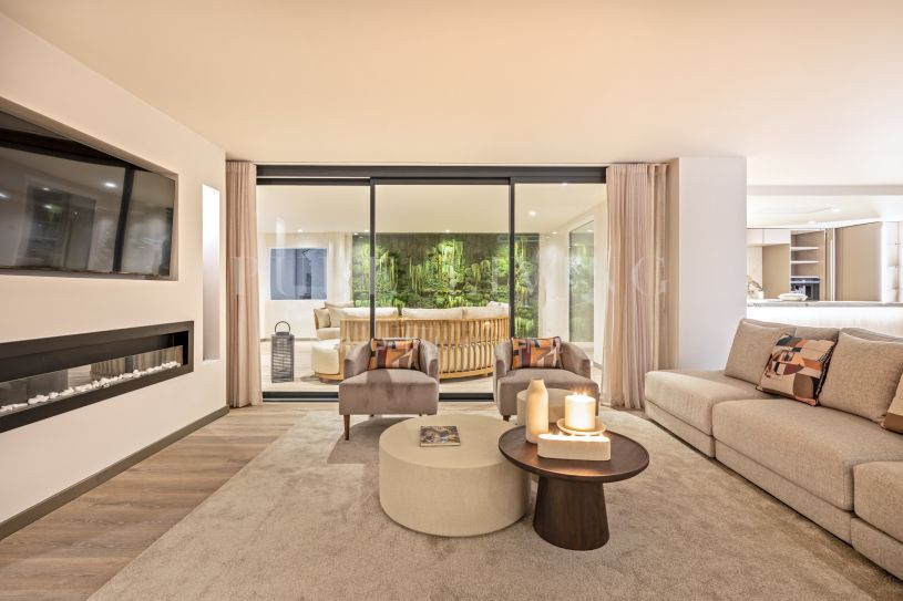 Experimente el lujo en un moderno apartamento totalmente renovado en Puerto Banús