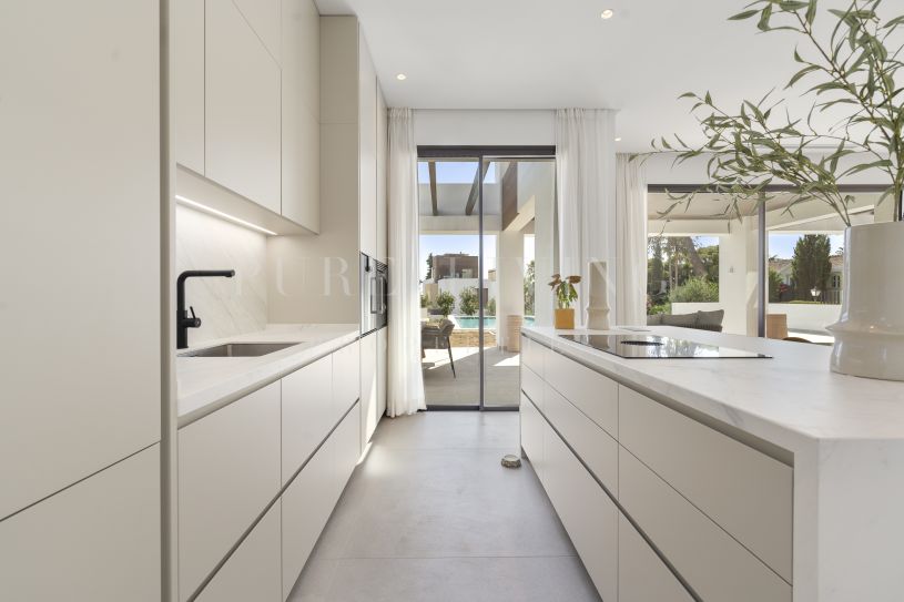 Une toute nouvelle villa moderne de quatre chambres à coucher sur le prestigieux Golden Mile de Marbella.