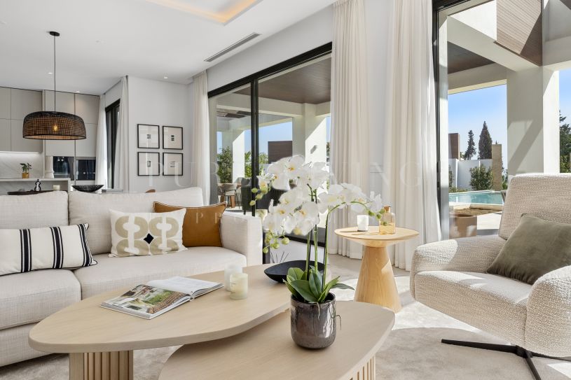 Une toute nouvelle villa moderne de quatre chambres à coucher sur le prestigieux Golden Mile de Marbella.
