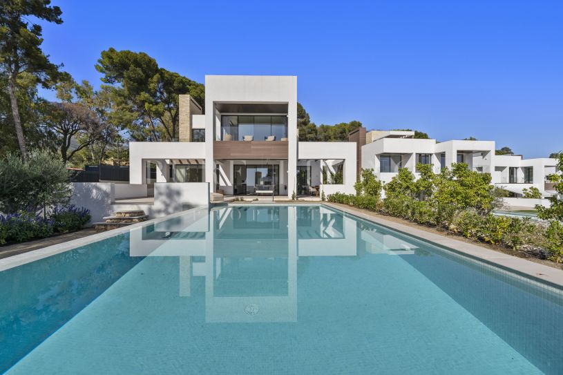 Une toute nouvelle villa moderne de quatre chambres à coucher sur le prestigieux Golden Mile de Marbella.