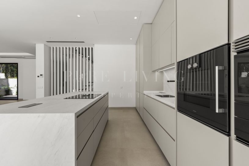 Cette villa moderne de quatre chambres est nichée dans une luxueuse communauté fermée de Marbella.