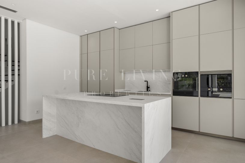 Cette villa moderne de quatre chambres est nichée dans une luxueuse communauté fermée de Marbella.
