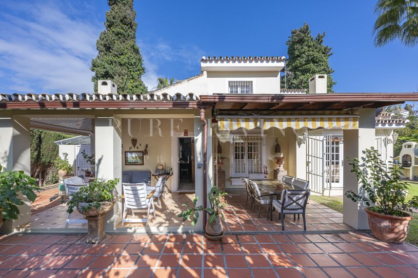 Villa méditerranéenne en bord de mer sur la Golden Mile de Marbella – 3 chambres avec vues imprenables sur la mer.