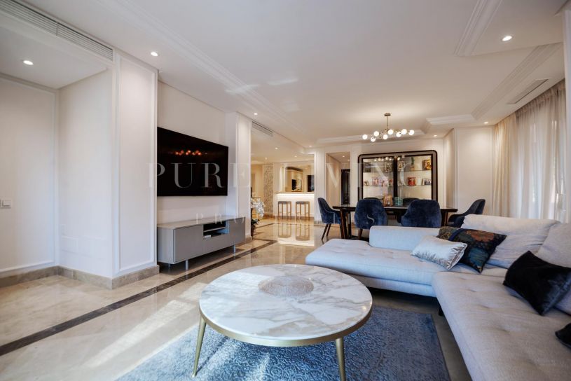 Penthouse duplex avec vue sur la mer situé dans la prestigieuse Torre Bermeja, Estepona Est