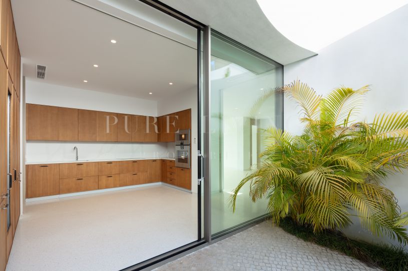 Sublime villa contemporaine avec des vues magnifiques sur le terrain de golf et la côte méditerranéenne à Finca Cortesin, Casares.