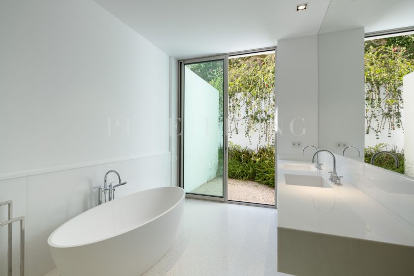 Sublime villa contemporaine avec des vues magnifiques sur le terrain de golf et la côte méditerranéenne à Finca Cortesin, Casares.