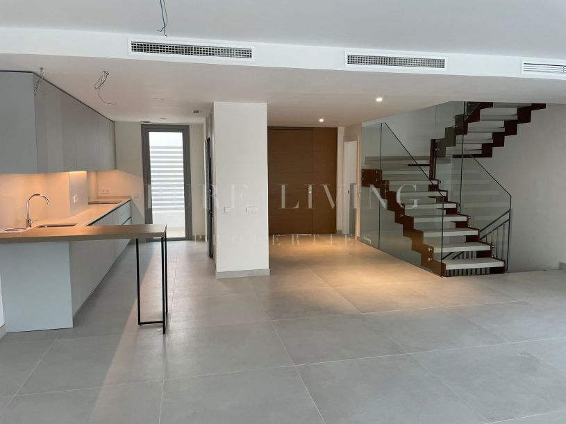 Eigentijds herenhuis met drie slaapkamers op een bevoorrechte locatie in Alta Vista, San Pedro de Alcántara